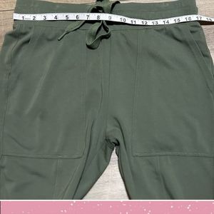 NWOT~ CAbi #6048 Everyday Lounger Crop Pants in Olive Green Size Medium